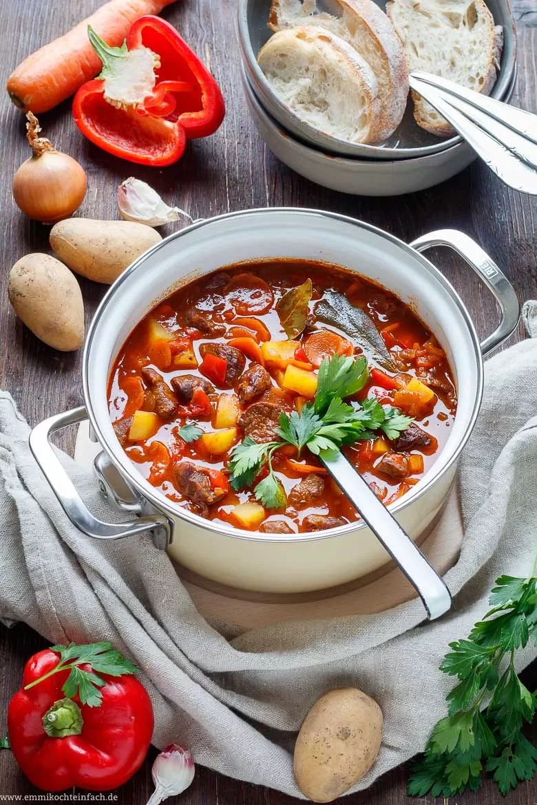 Omas Gulaschsuppe ungarischer Art