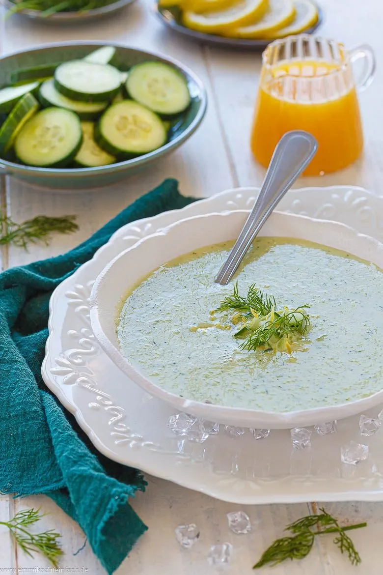Kalte Gurkensuppe mit Joghurt und Dill