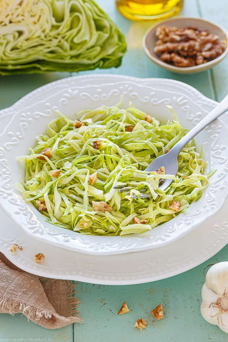 Omas Spitzkohlsalat