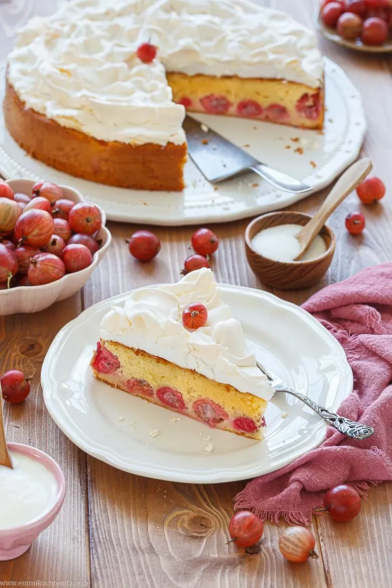 Saftiger Stachelbeerkuchen mit Baiser