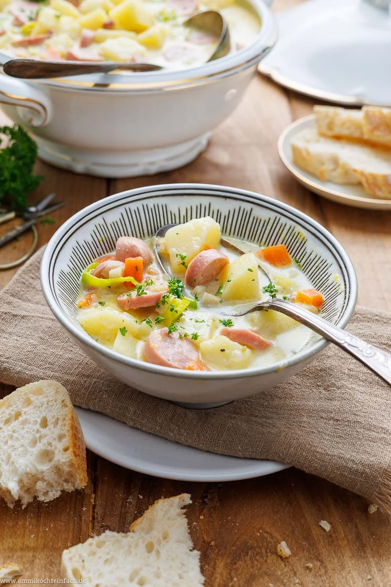 Omas Suppe mit Kartoffeln und Würstchen