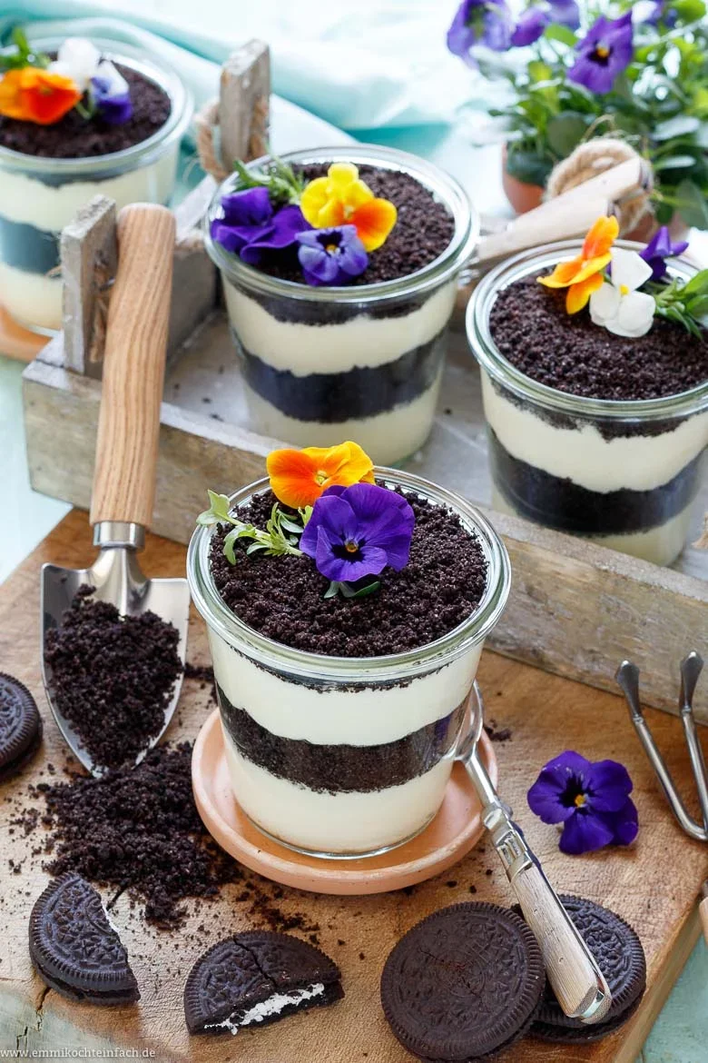 Oreo Vanillecreme Dessert mit Blumengruß - ein schnelles Schichtdessert - www.emmikochteinfach.de