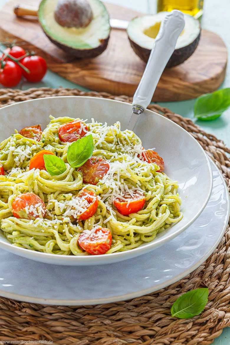 Cremige Avocado-Pasta mit Kirschtomaten