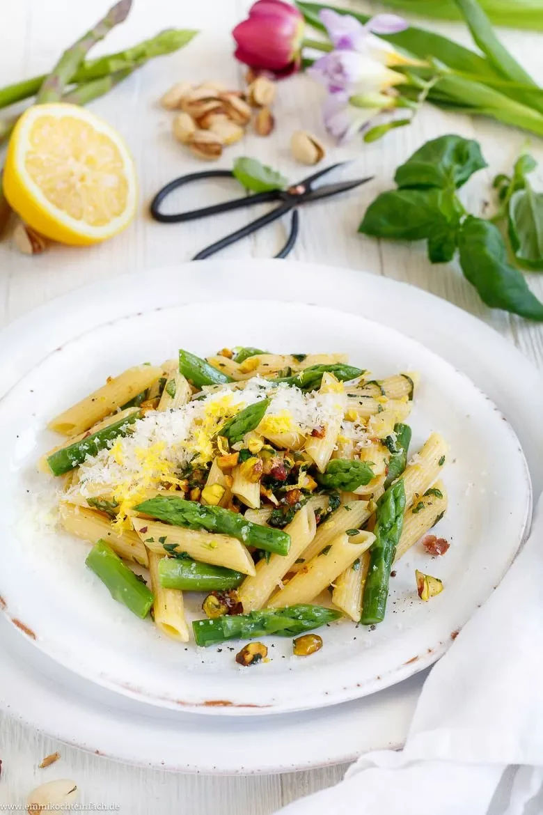 Pasta mit grünem Spargel in Zitronen-Buttersoße