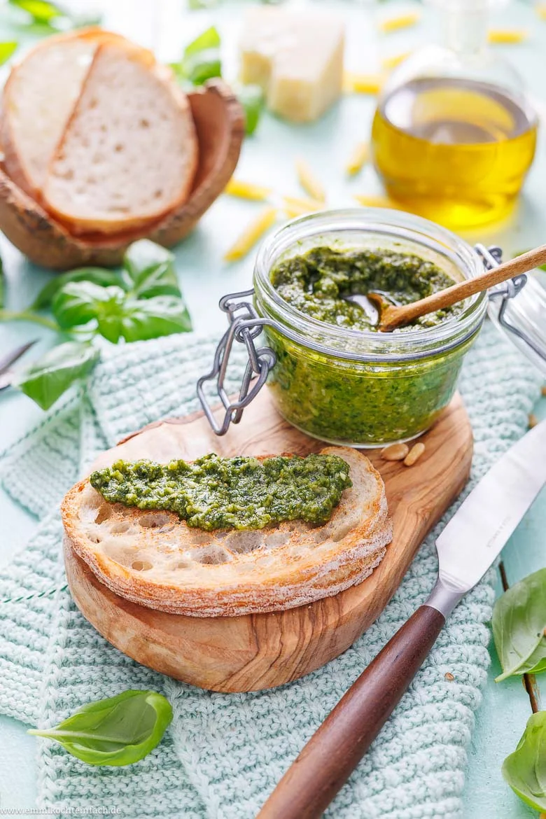 Pesto mit Basilikum als Brotaufstrich