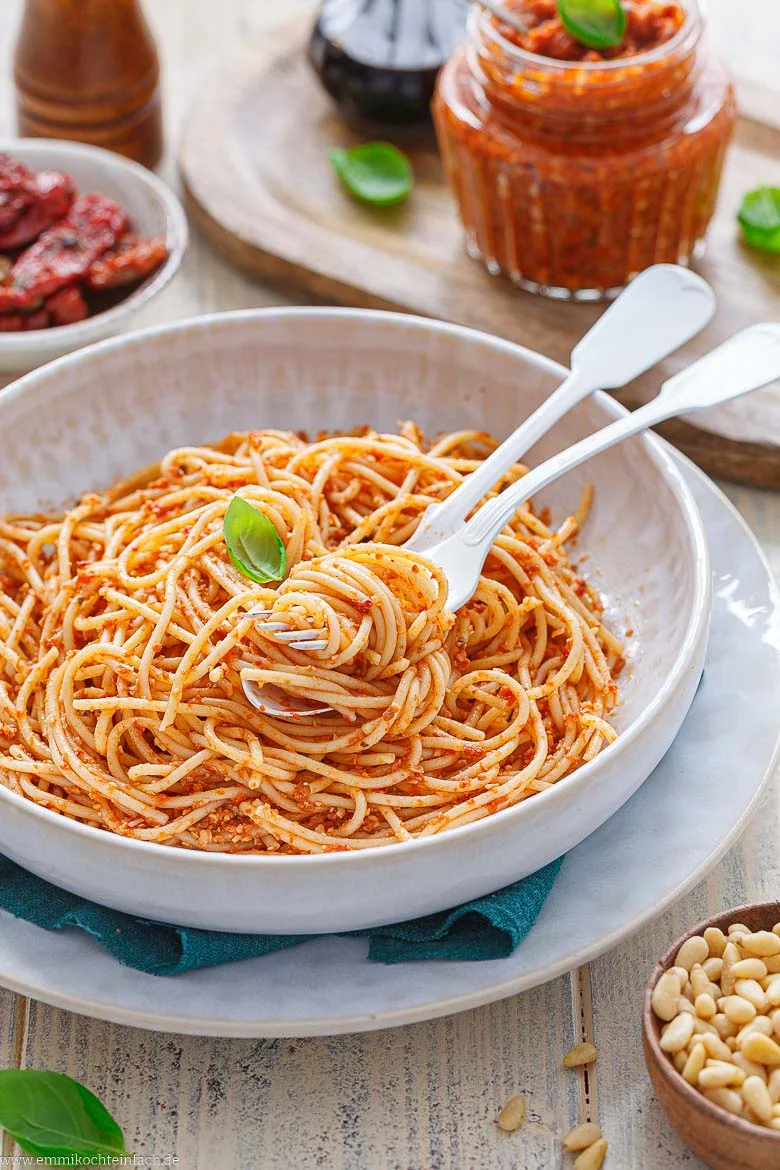 Pesto Rosso mit Spaghetti