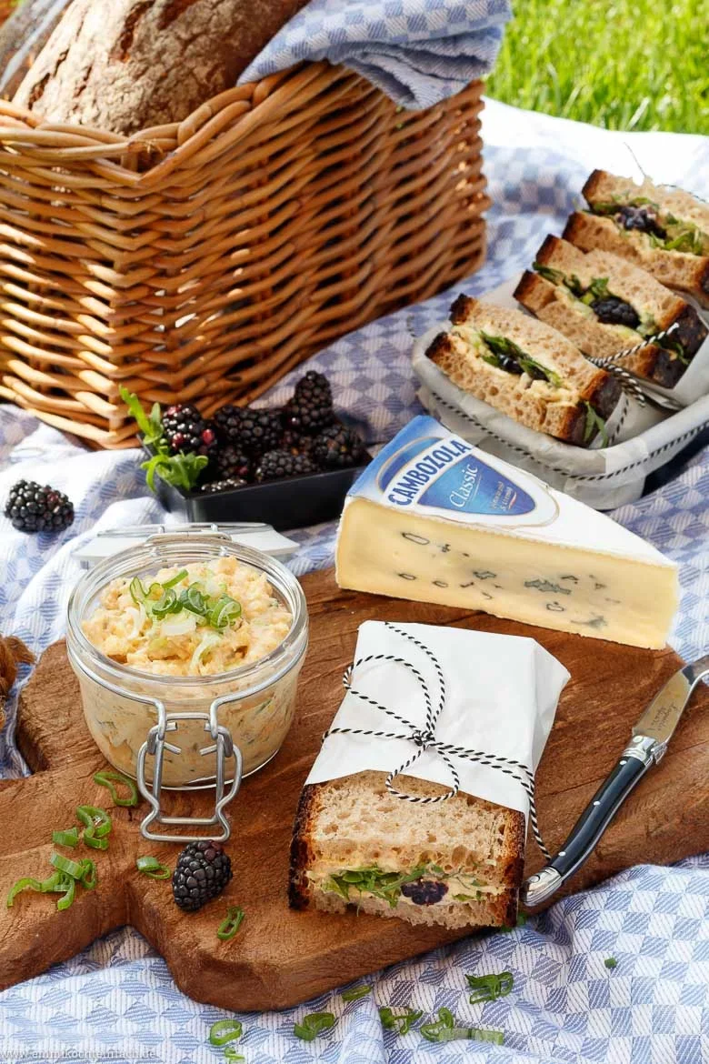 Picknick Sandwiches mit cremigem Cambozola Aufstrich
