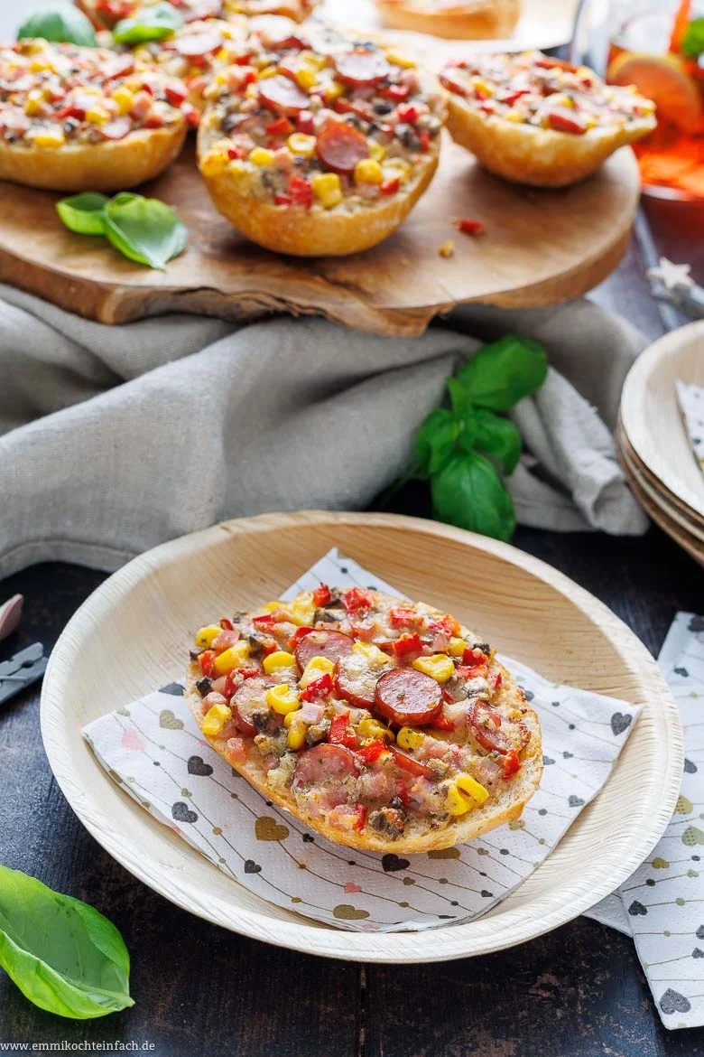 Pizzabrötchen mit buntem Belag auf dem Teller