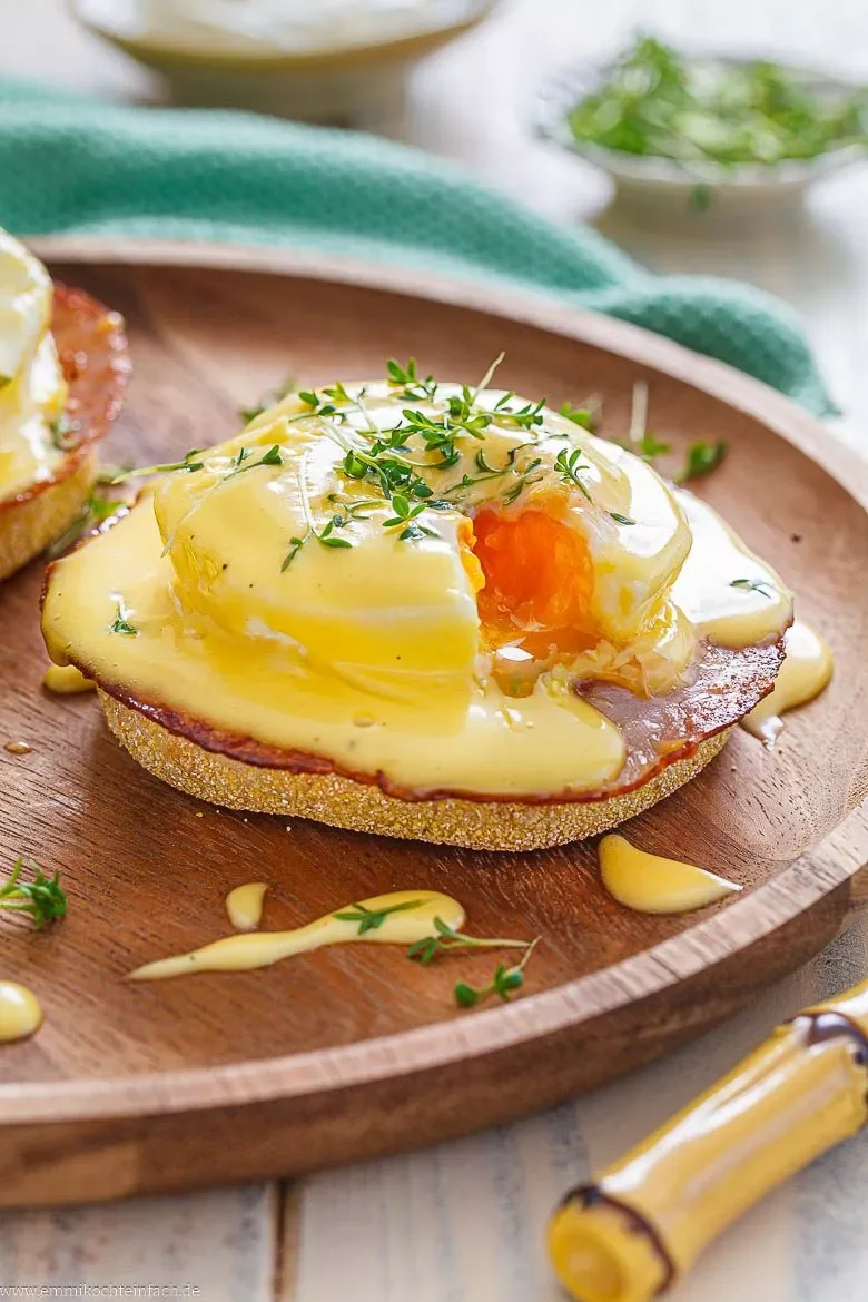 Pochierte Eier in den Eggs Benedict