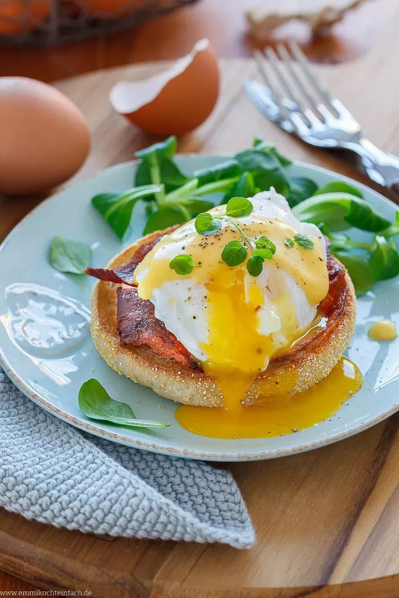 Pochiertes Ei schmeckt wunderbar als Eggs Benedict.