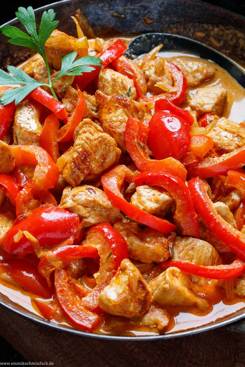 Putengeschnetzeltes mit Paprika Rahmsoße - www.emmikochteinfach.de