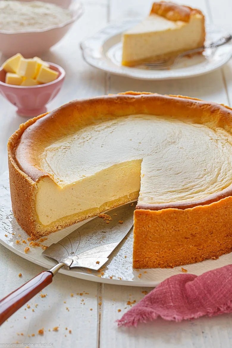 Klassischer Käsekuchen mit Mürbeteigboden