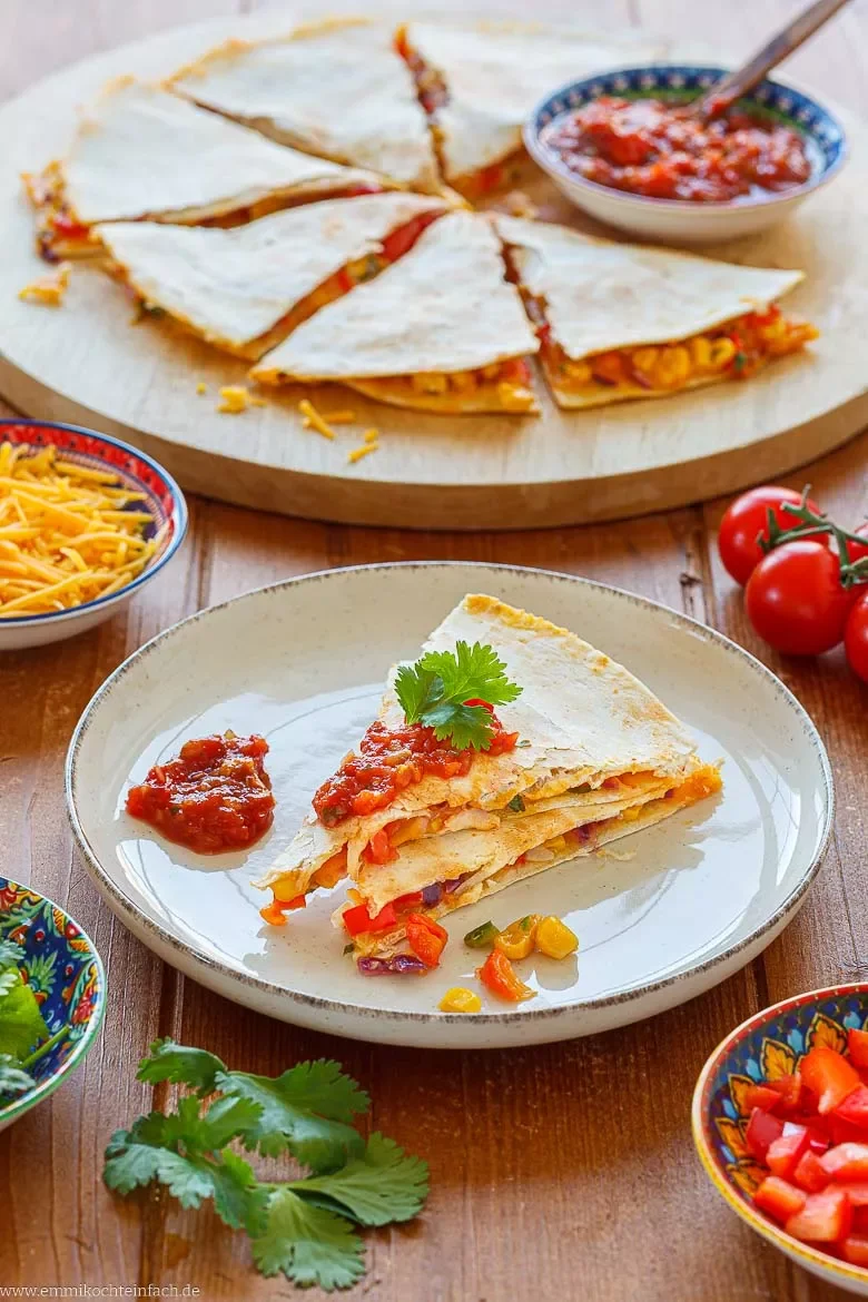 Quesadilla-Dreieck auf einem Teller serviert