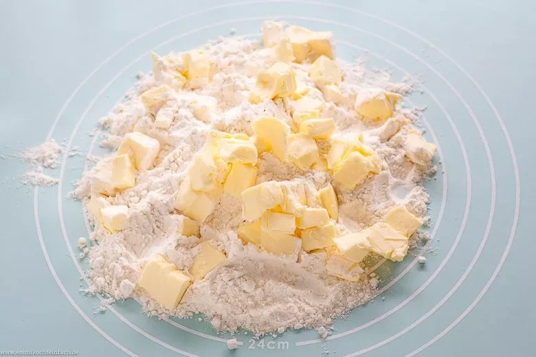 Quiche Teig Rezept - salziger Mürbeteig ganz einfach - www.emmikochteinfach.de