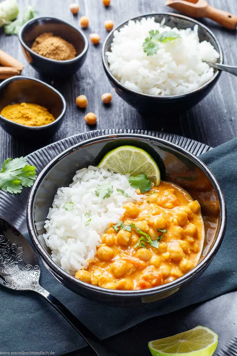 Reis als Beilage für das Kichererbsen-Curry mit Kokosmilch und Gemüse
