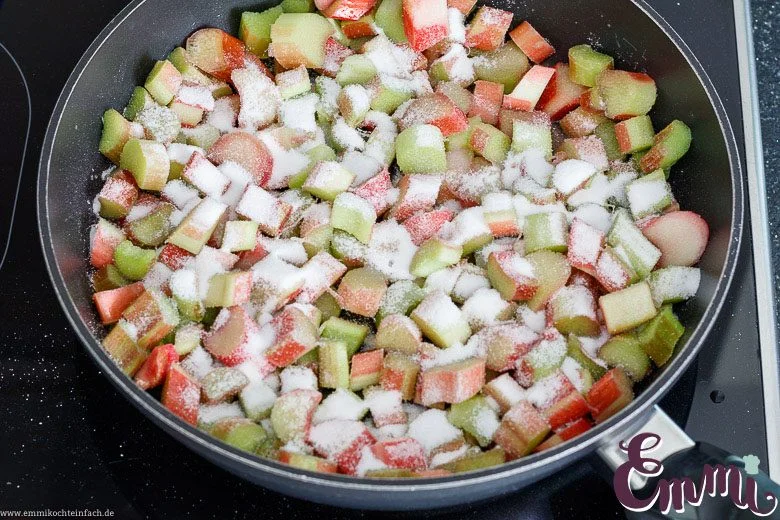 Rhabarber karamellisieren für den Rhabarberkuchen mit Streusel - www.emmikochteinfach.de