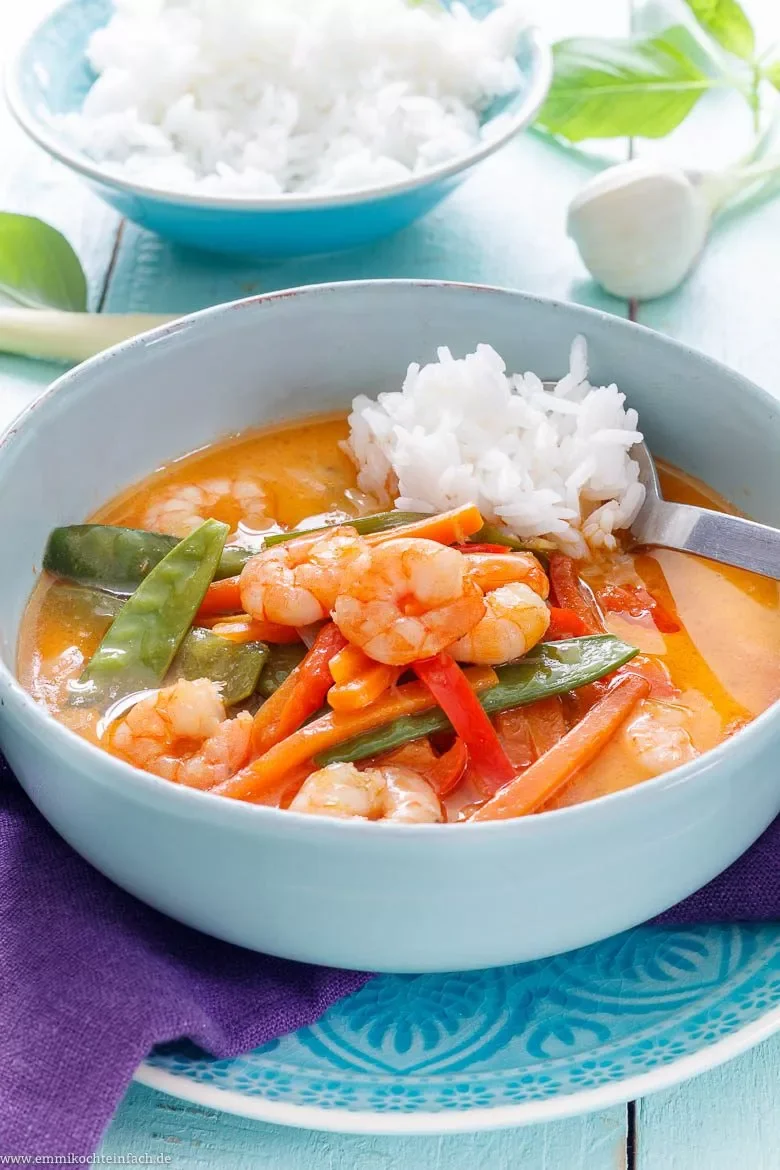 Rotes Thai Curry mit Garnelen und Reis