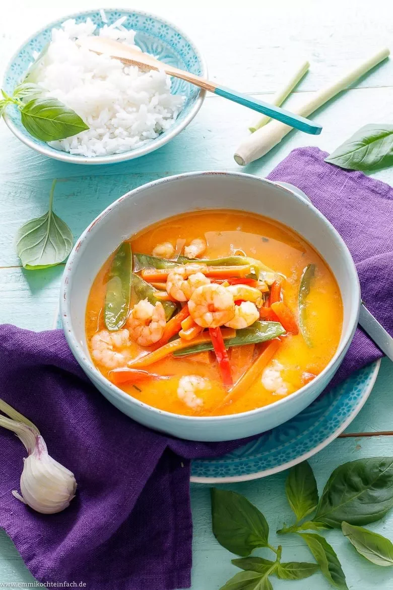 Rotes Thai Curry mit Gemüse, Garnelen und Reis