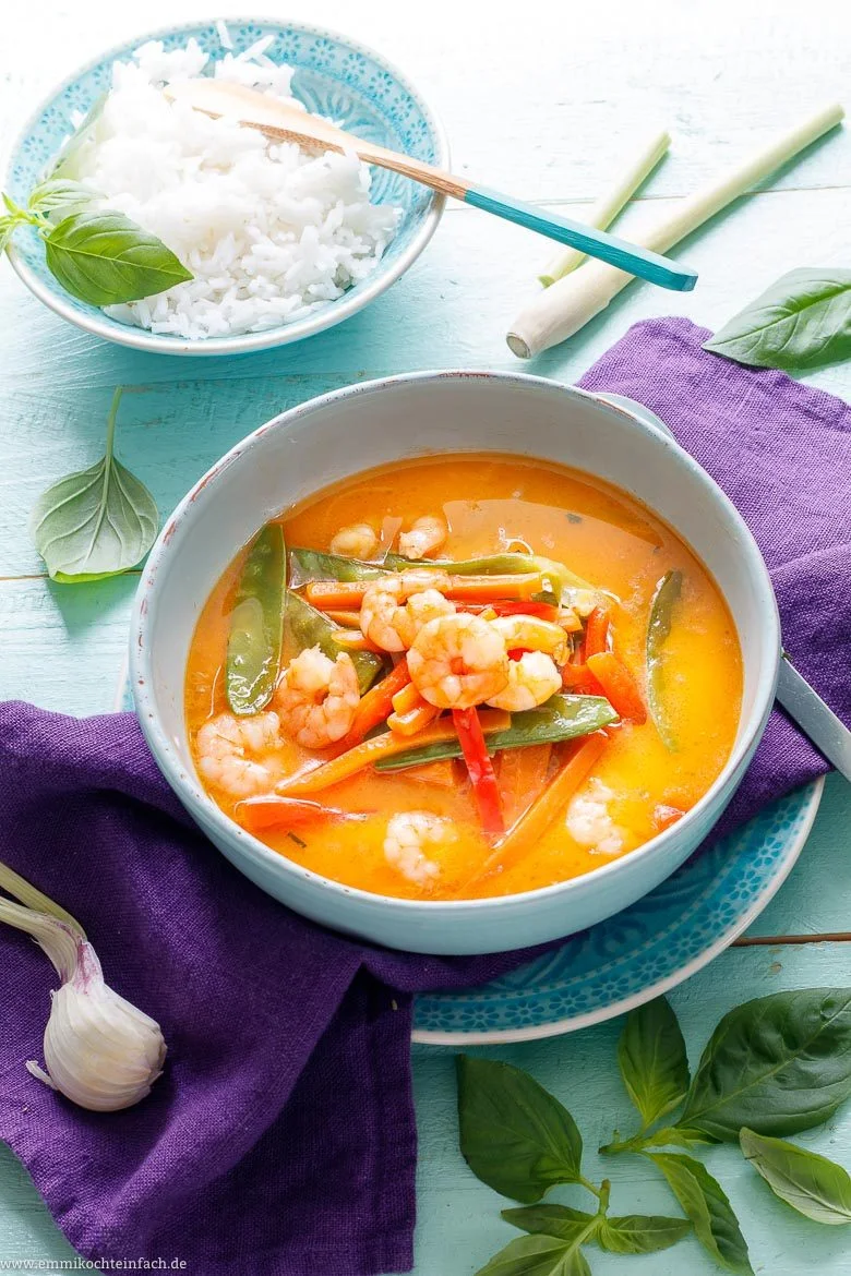 Rotes Thai-Curry mit Garnelen
