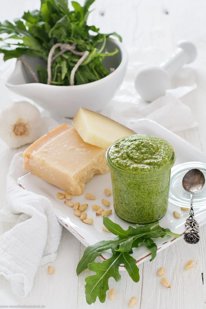 Rucola Pesto - schnell und einfach selbstgemacht - www.emmikochteinfach.de