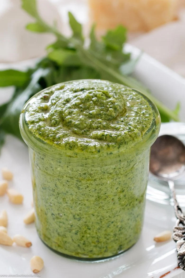 Rucola Pesto - schnell und einfach selbstgemacht - www.emmikochteinfach.de