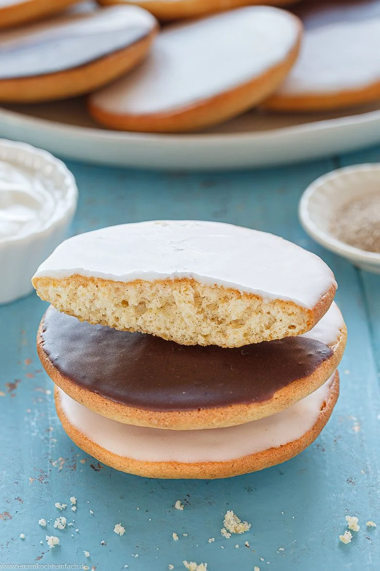 Süßes Gebäck mit Zuckerguss und Schokoglasur