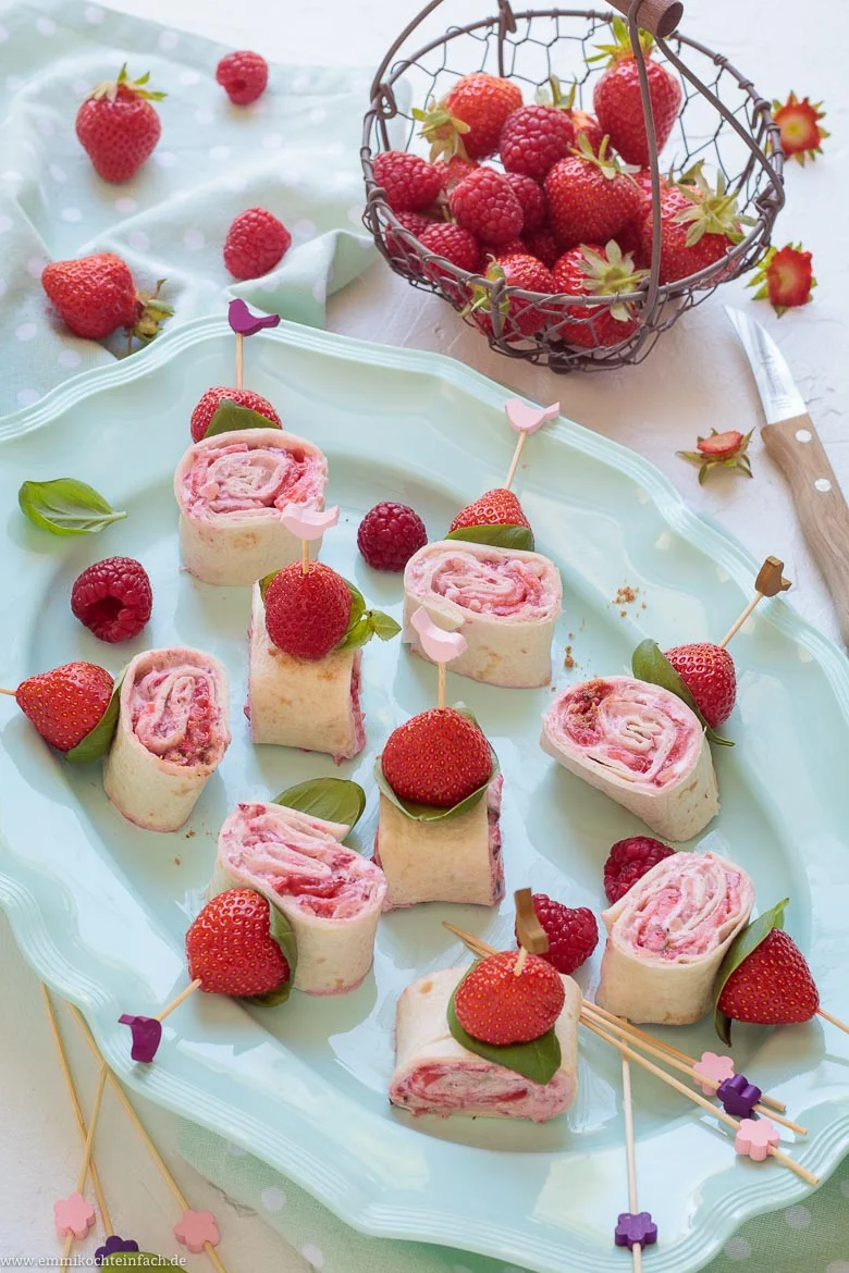 Süße Tapas Röllchen mit Erdbeeren & Himbeercreme