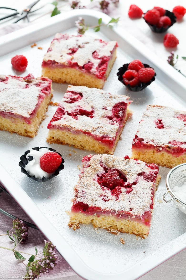 Saftiger Himbeerkuchen mit zarter Baiserhaube - www.emmikochteinfach.de