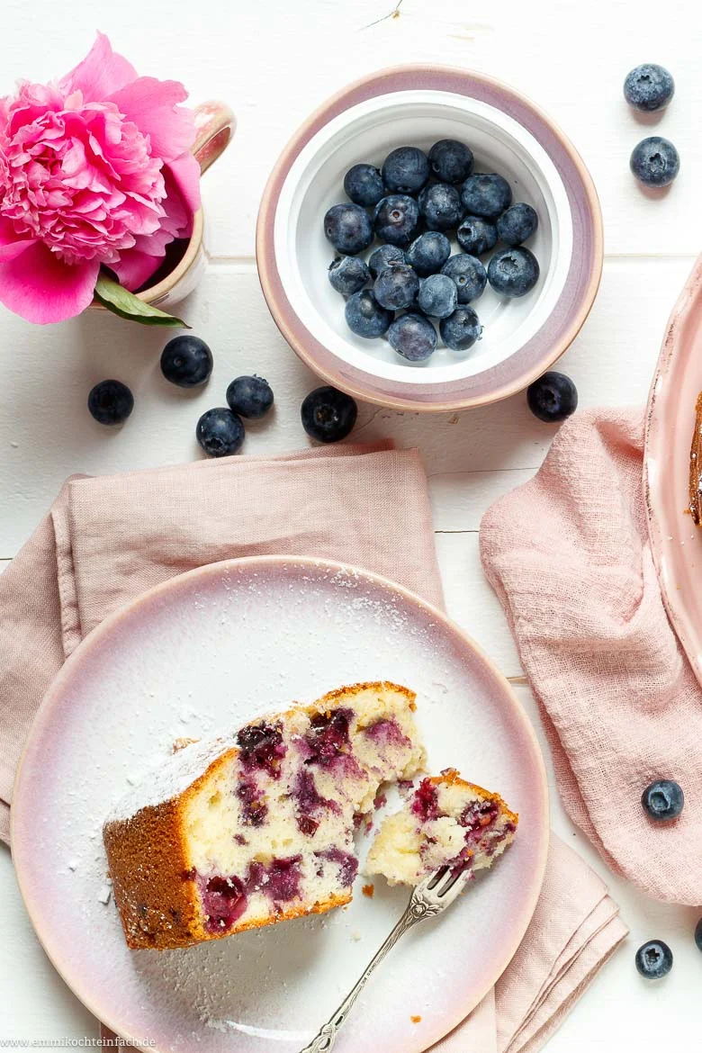 Saftiger Kuchen mit Heidelbeeren