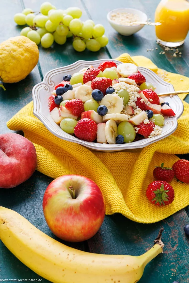 Salat aus frischem Obst mit einfachem Dressing