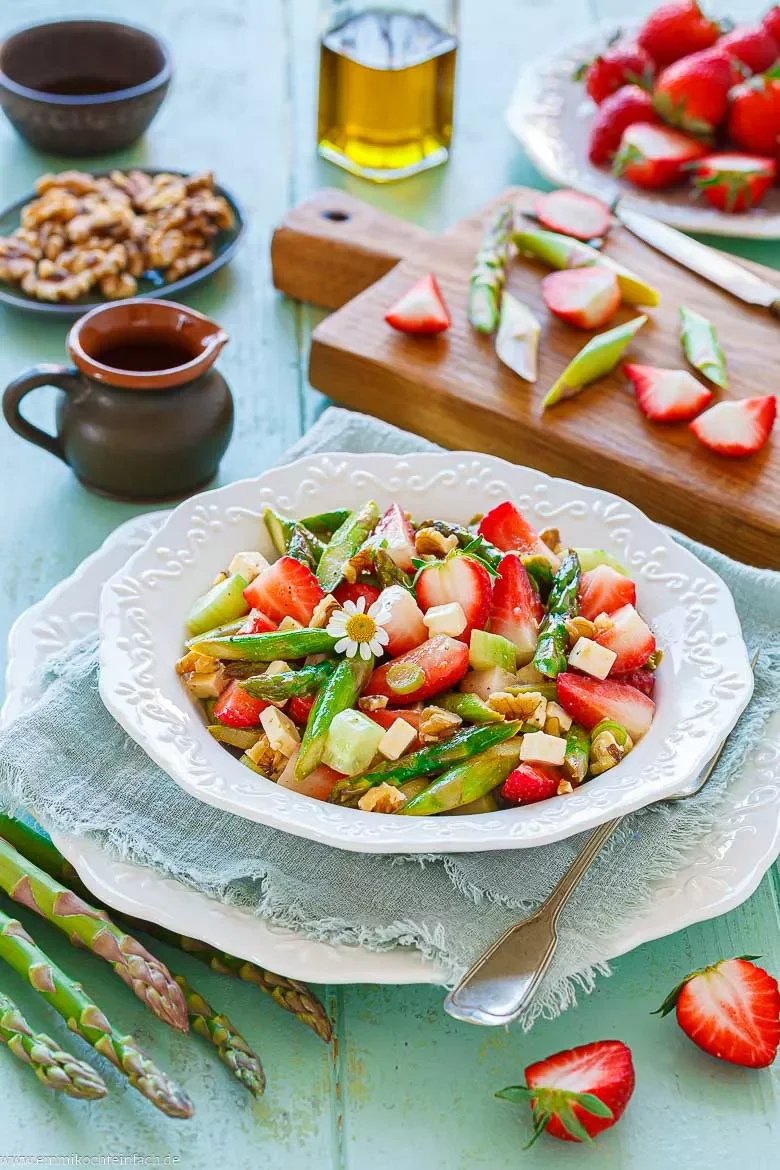Salat mit grünem Spargel und Erdbeeren