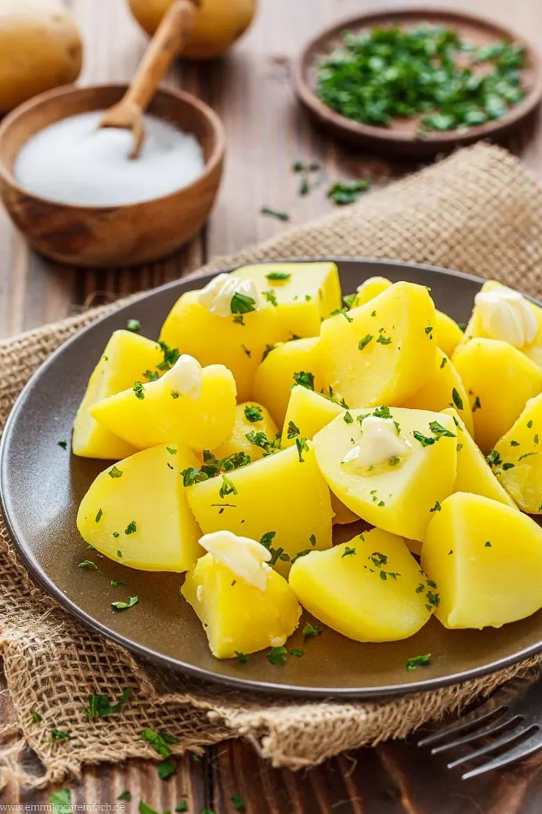 Salzkartoffeln schmecken besonders schmackhaft mit Salz, Butter und Petersilie