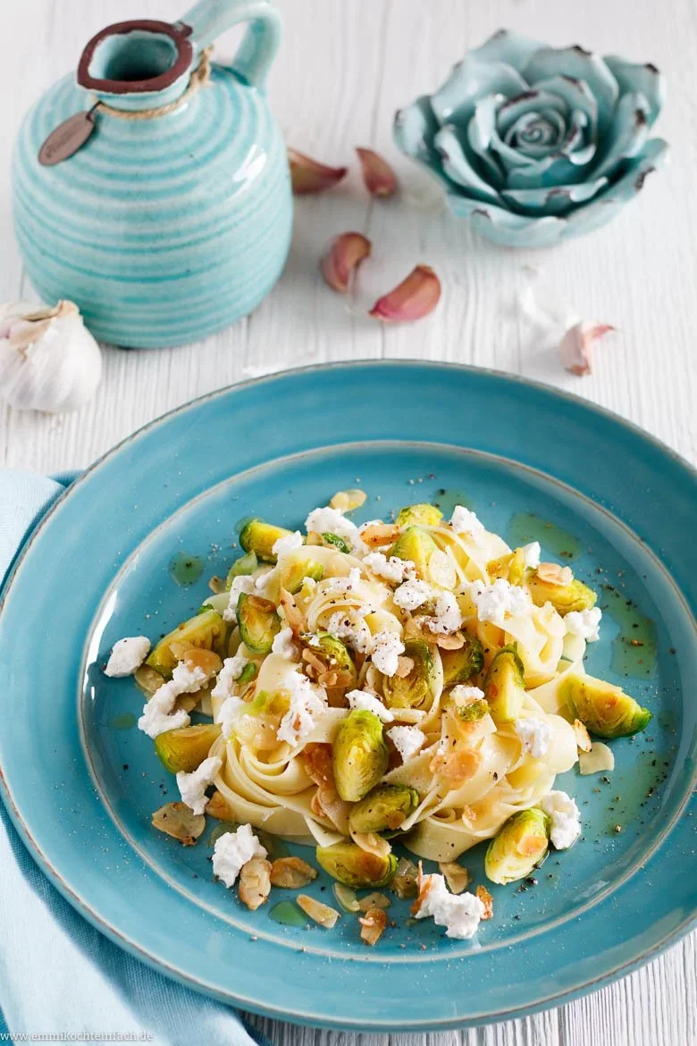 Schnelle Pasta mit Rosenkohl, Mandeln & Ricotta