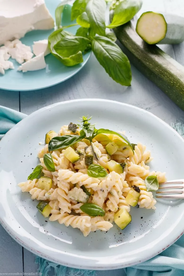 Zucchini-Pasta mit cremigem Ricotta
