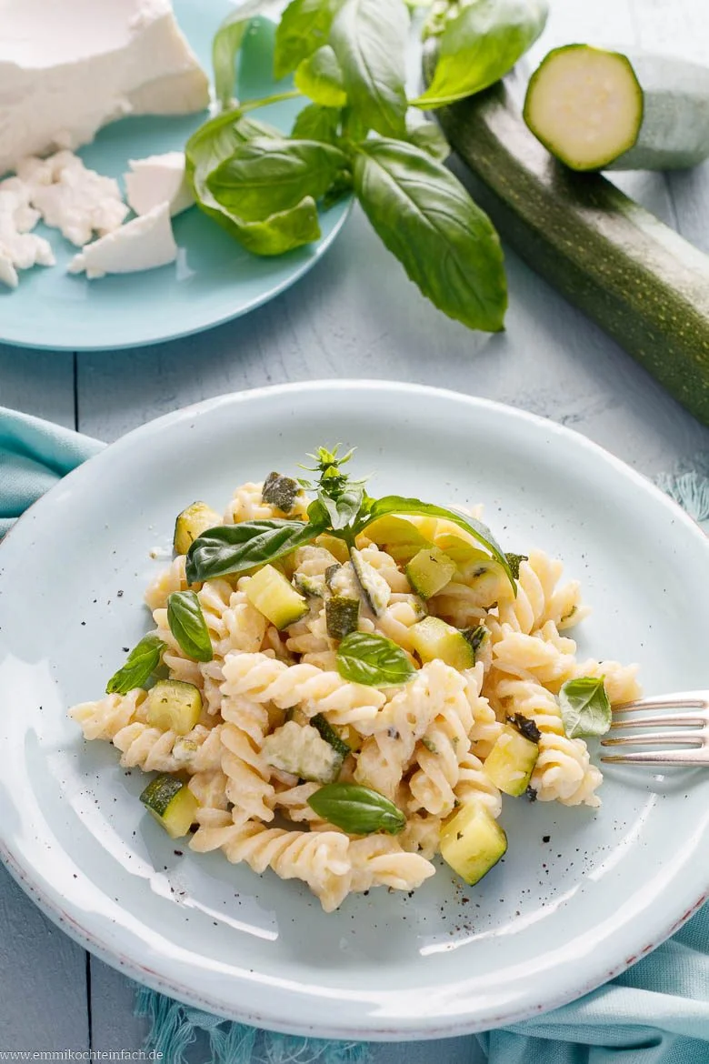 Zucchini-Pasta mit cremigem Ricotta