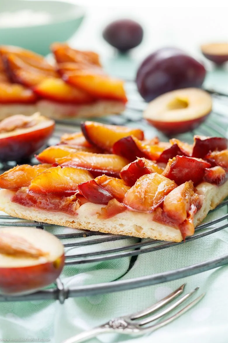 Schneller Zwetschgen Kuchen mit Quark-Öl-Teig - www.emmikochteinfach.de