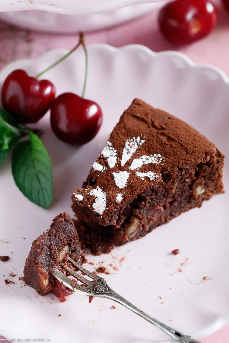 Schokoladenkuchen mit Kirschen und Chili - www.emmikochteinfach.de