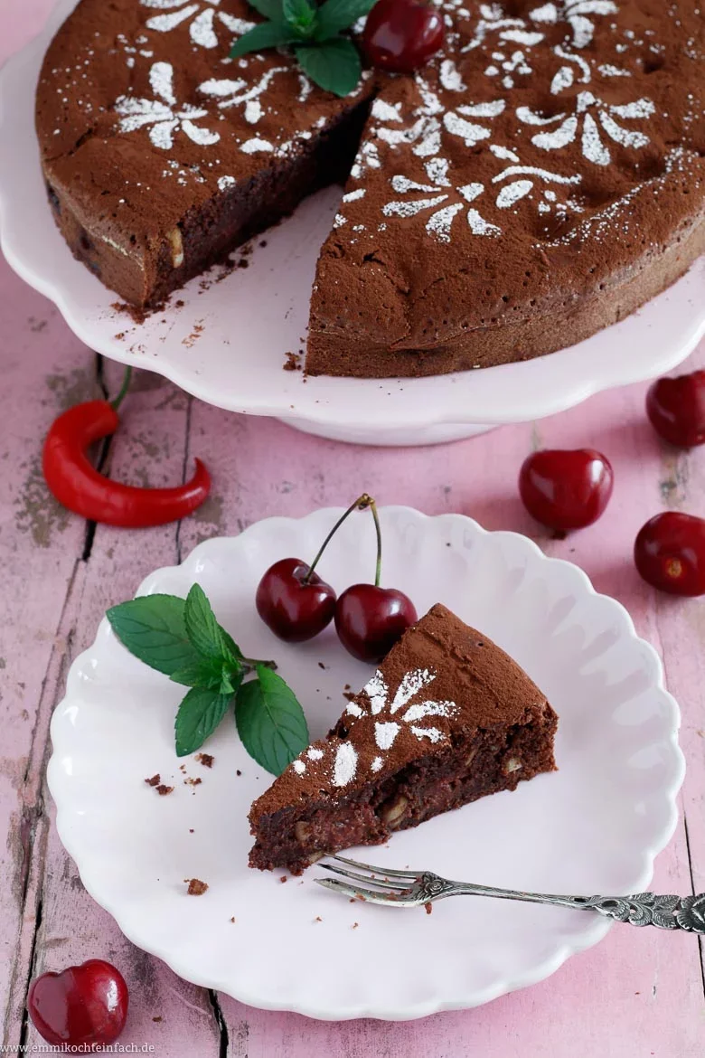 Schokoladenkuchen mit Kirschen und Chili