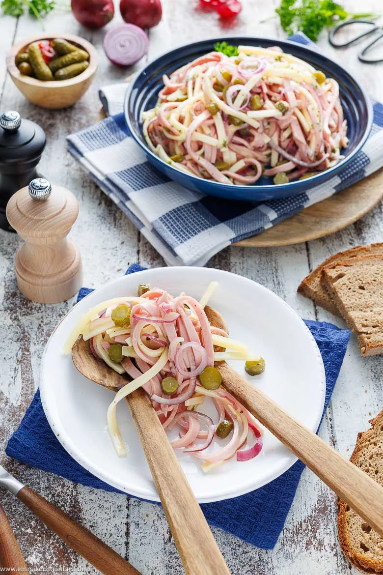 Schweizer Wurstsalat mit Käse