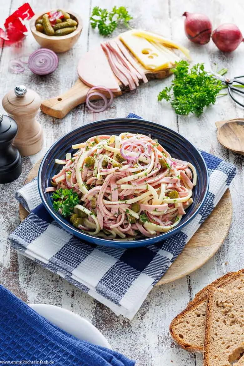 Schweizer Wurstsalat mit Käse