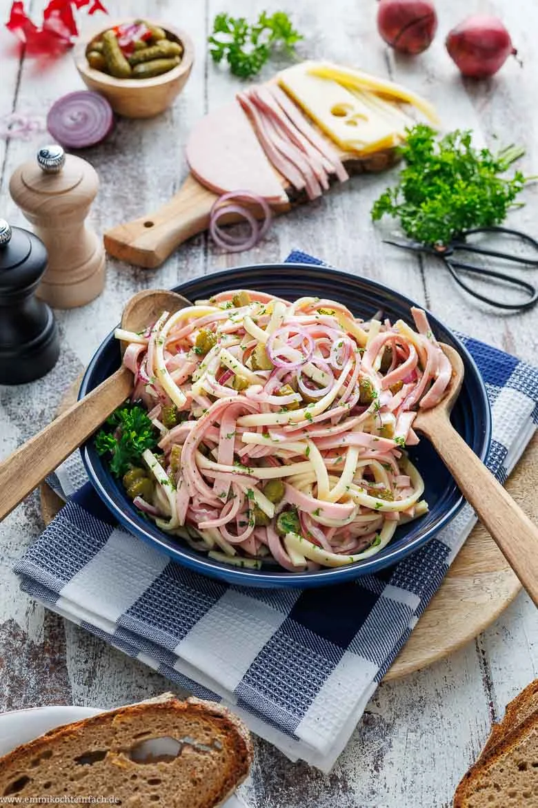 Schweizer Wurstsalat mit Käse