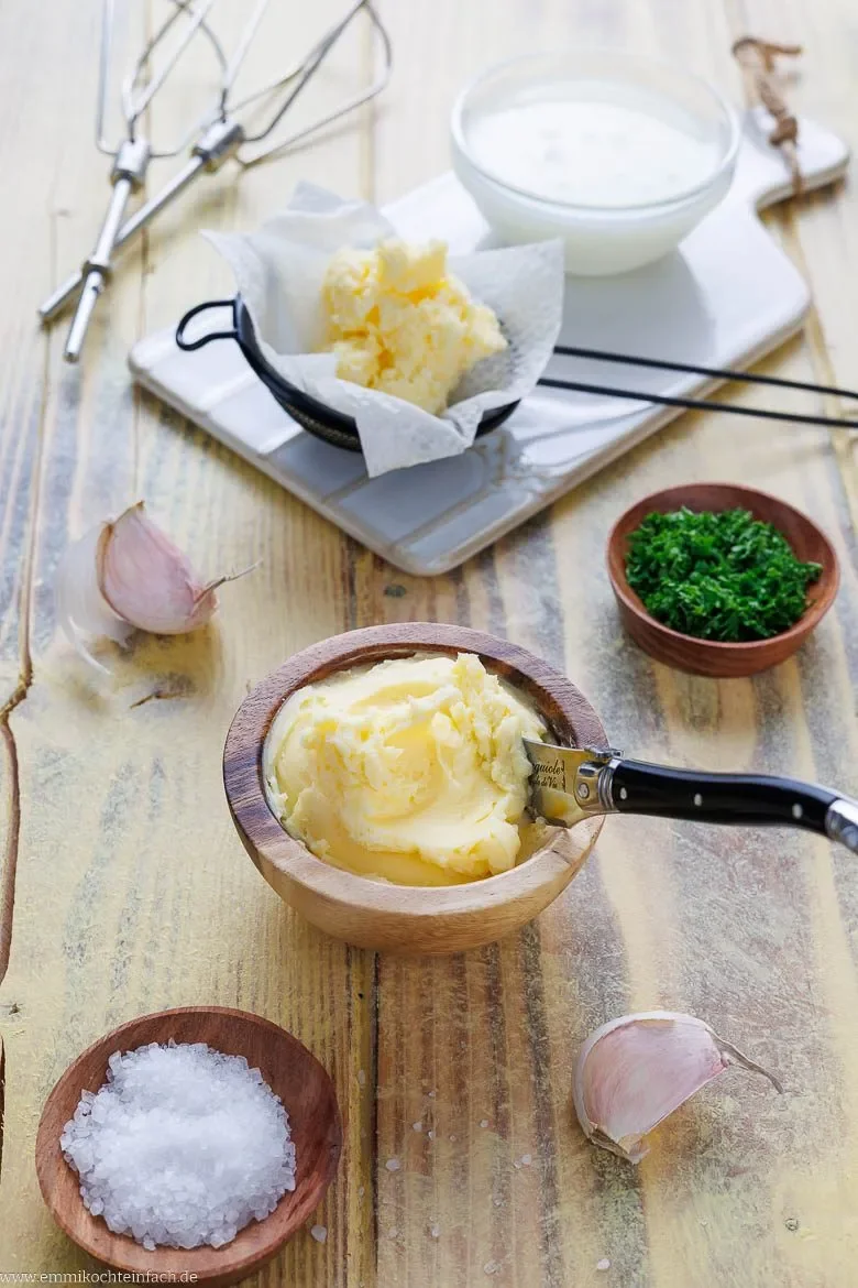 Selbstgemachte Butter mit Kräutern und Knoblauch