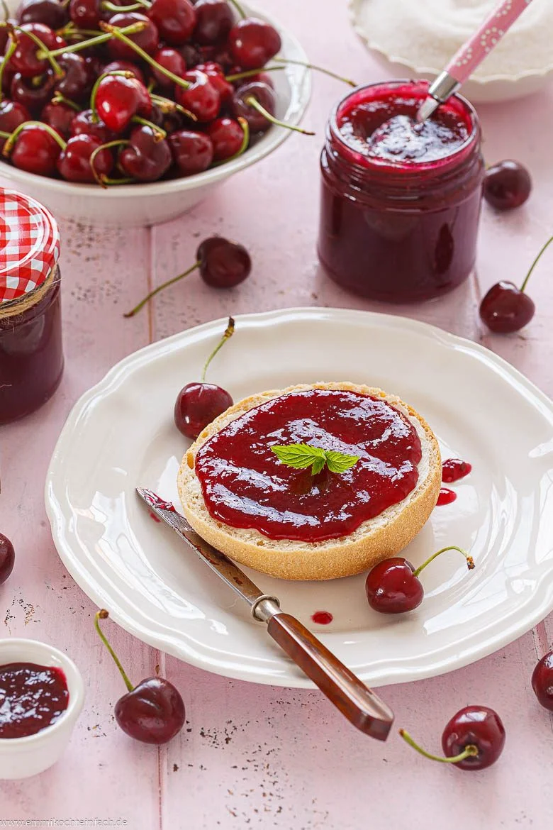 Selbstgemachte Kirschmarmelade mit Gelierzucker und Zitronensaft