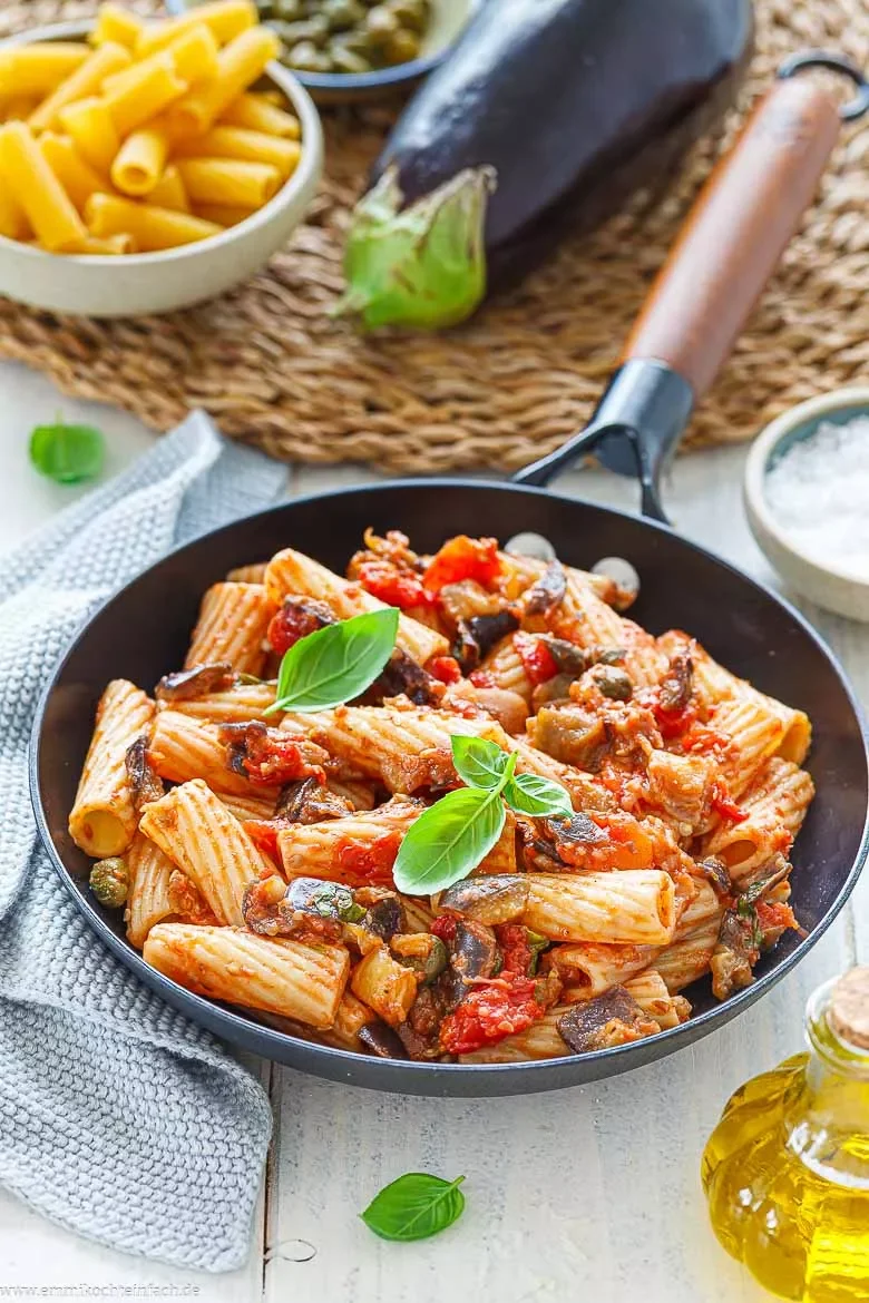 Sizilianische Pasta alla Norma mit Basilikum