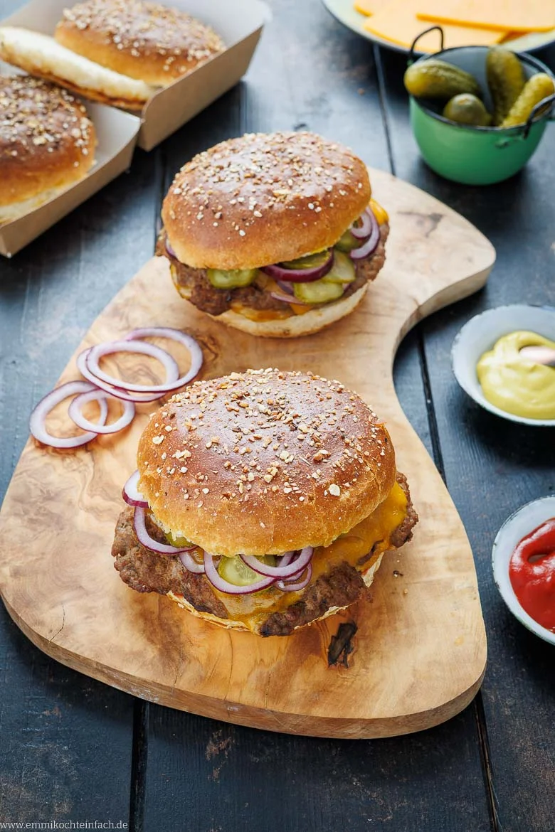 Smash Burger mit Toppings und Saucen