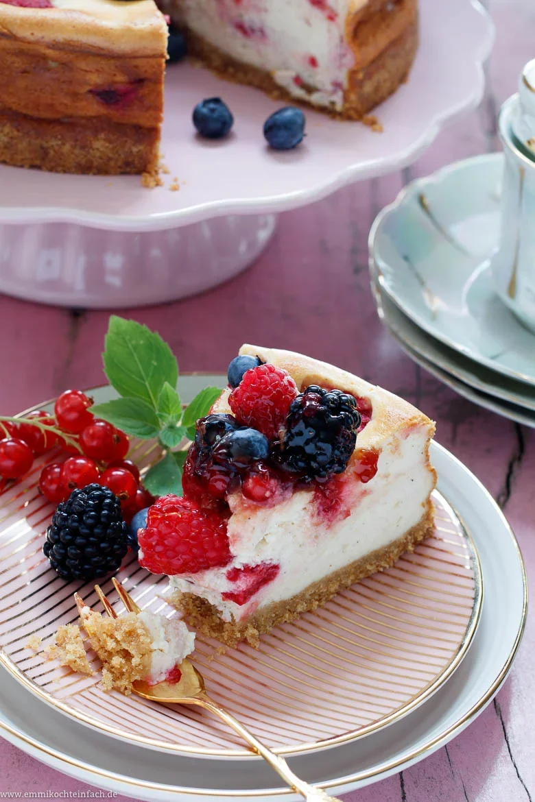 Sommerlicher Beeren-Käsekuchen - www.emmikochteinfach.de
