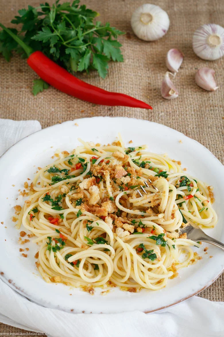 Spaghetti mit Knoblauch, Olivenöl, Chili und Brotkrumen - www.emmikochteinfach.de