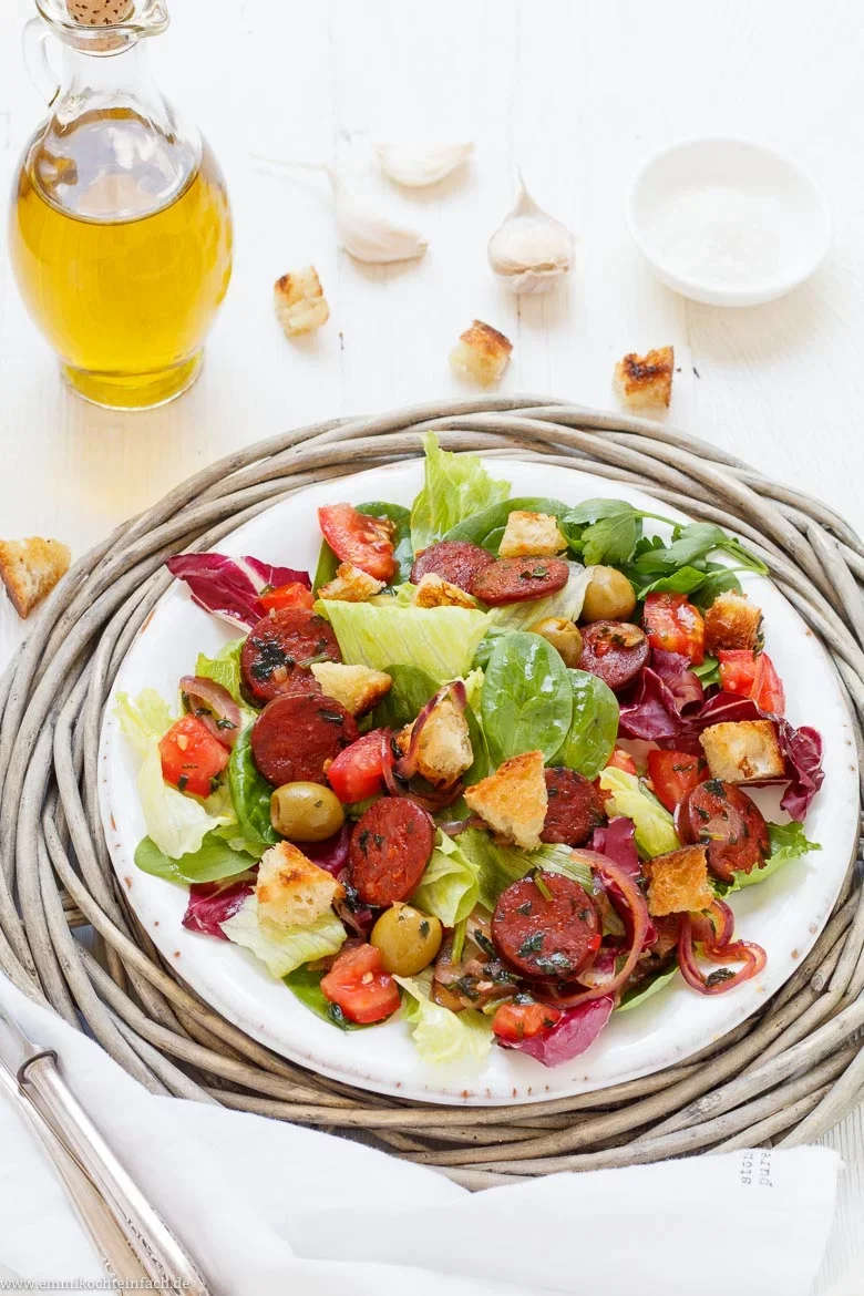 Spanischer Salat mit Chorizo – schmeckt wie im Urlaub