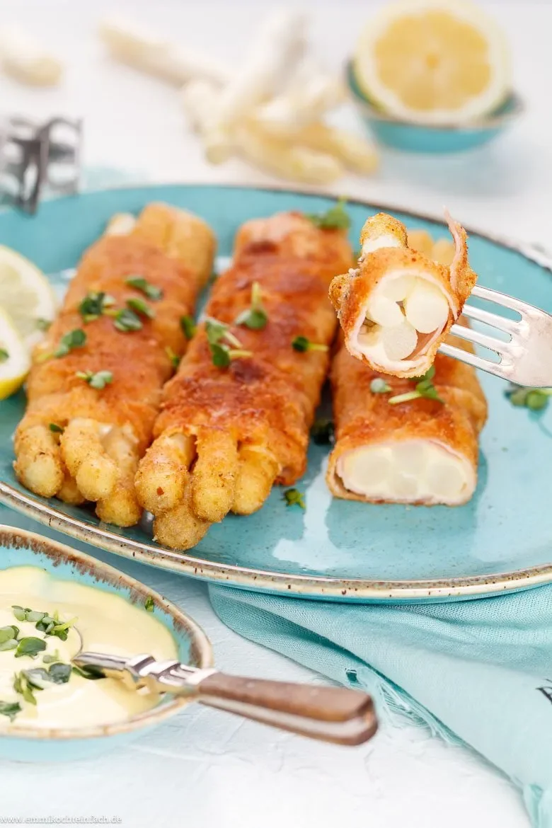 Spargel-Cordon-Bleu-Röllchen mit Sauce Hollandaise und Kartoffeln