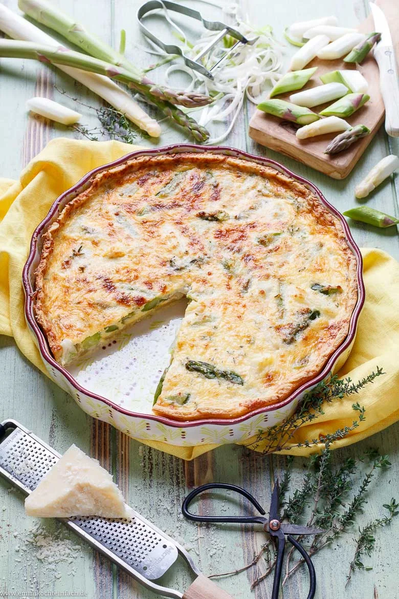Spargelquiche mit weißem und grünem Spargel